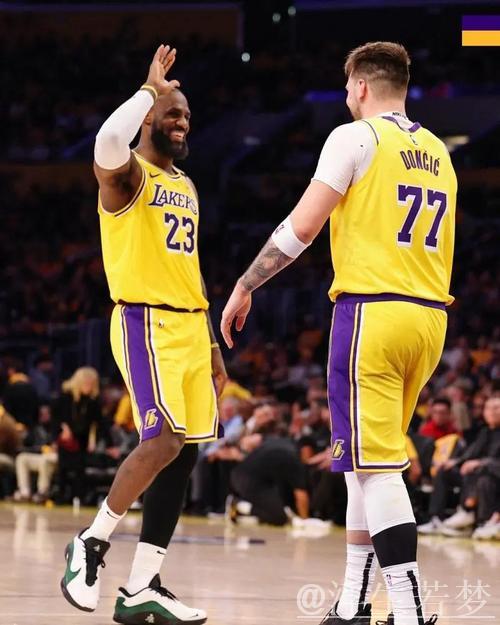 东契奇、詹姆斯和里夫斯组成三人组合，能否问鼎总冠军？